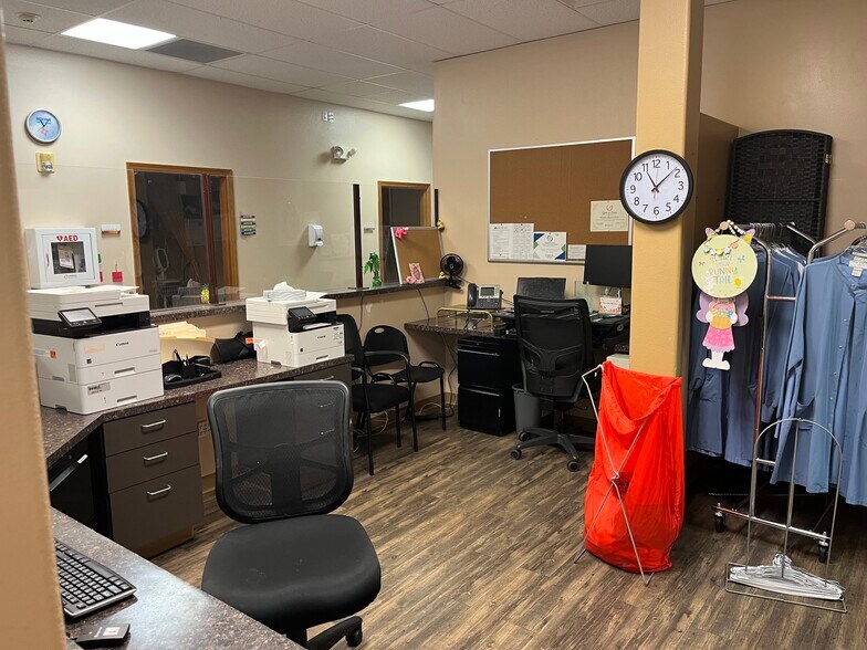 More Photos Of 3180 W Clearwater Ave, Kennewick Storefront Retail Office For Lease