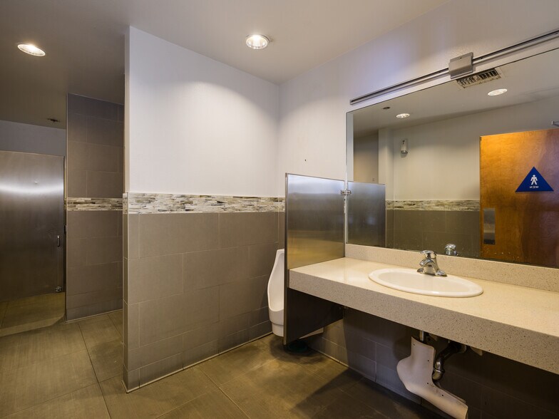 More Photos Of 4005 Highland Ave, Manhattan Beach Storefront Retail Office For Sale