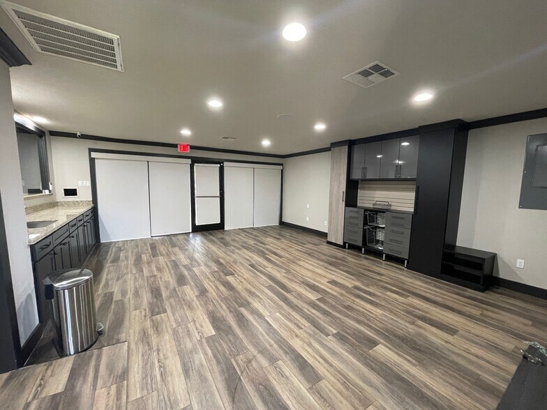 More Photos Of 408 Wilson Rd, Conroe Loft Creative Space For Sale