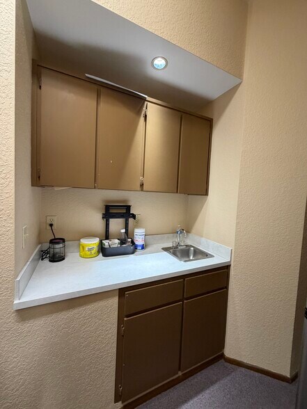 More Photos Of 6541 Industrial Ave, Port Richey Manufacturing For Lease