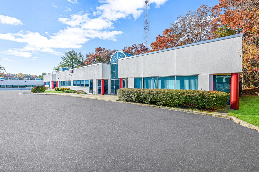 More Photos Of 200 Corporate Plz, Islandia Office For Lease