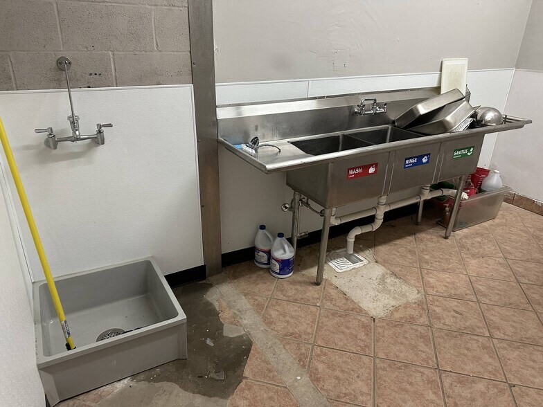 More Photos Of 7820 Fulton St, Houston Restaurant For Sale
