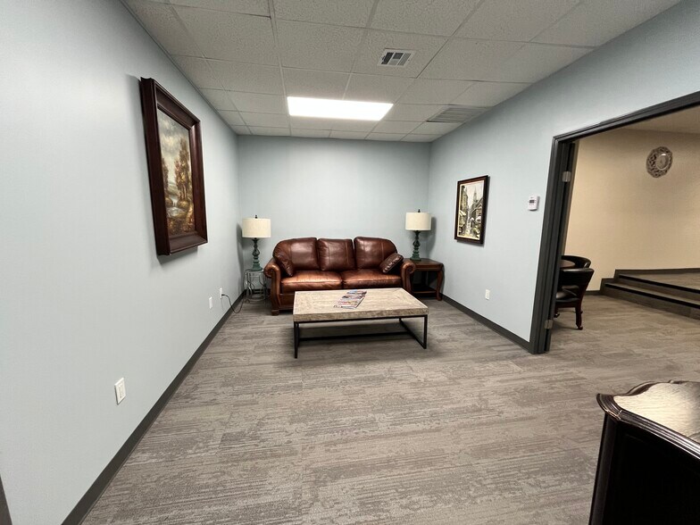 More Photos Of 320 W Broadway St, Okemah Office For Sale