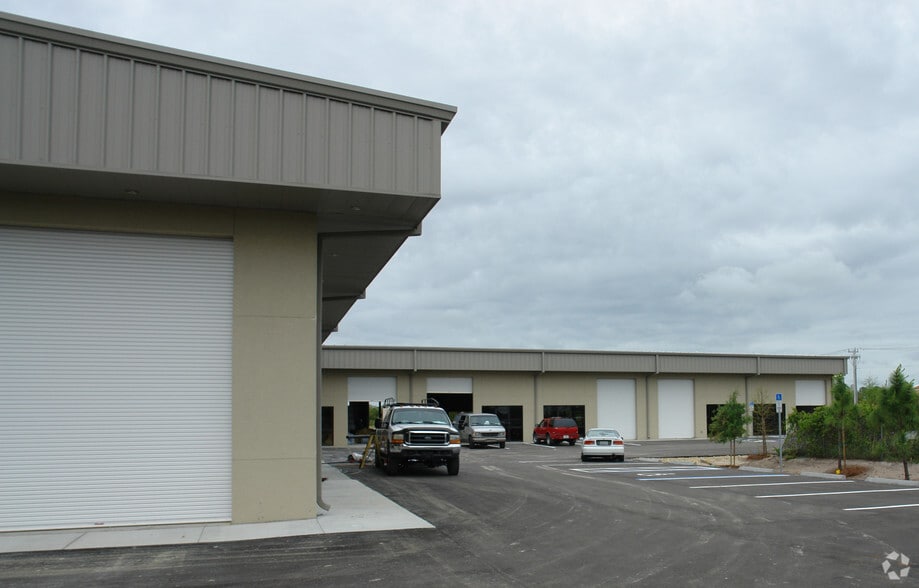 More Photos Of 551 Owen Ave N, Lehigh Acres Showroom For Lease