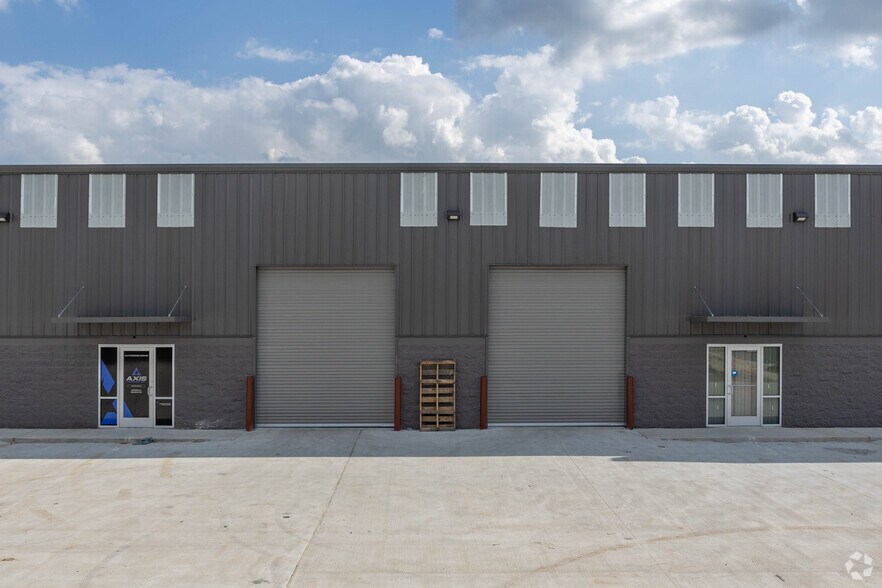 More Photos Of 8918 Winkler Dr, Houston Unknown For Lease