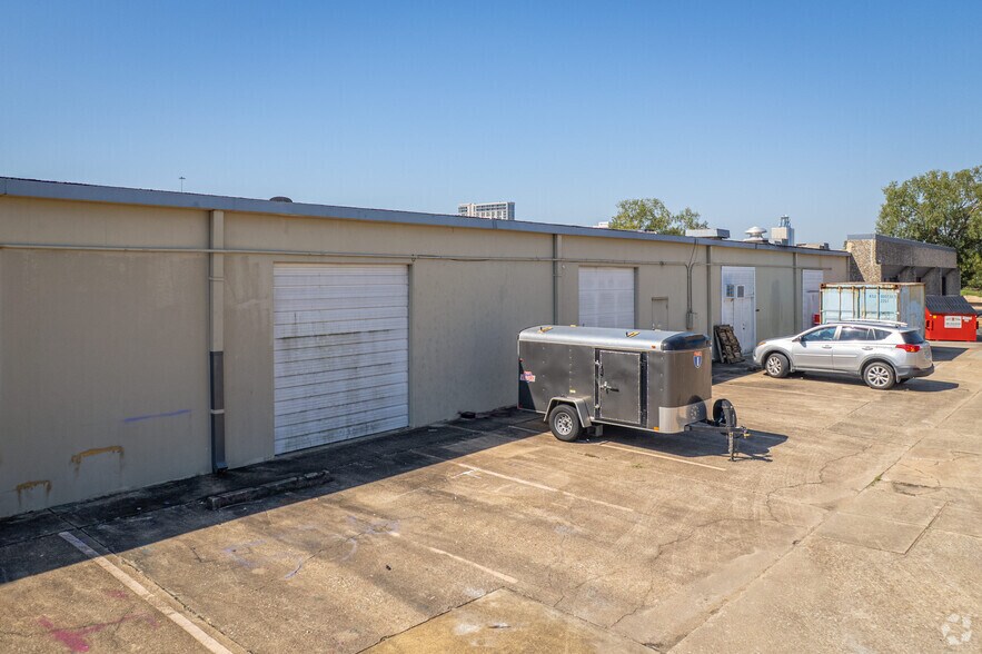 More Photos Of 9434 Katy Fwy, Houston Research And Development For Lease