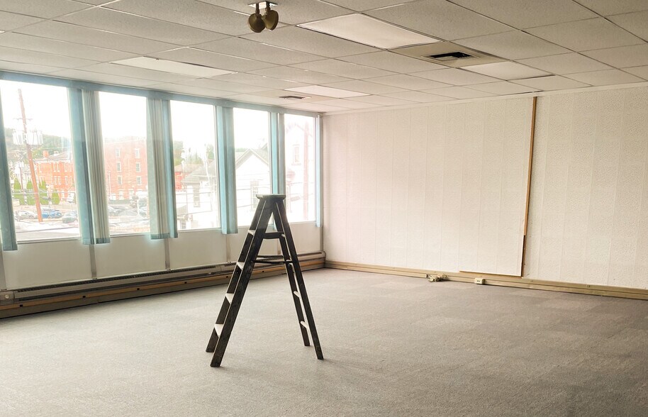 More Photos Of 400 Market St, Sunbury Bank For Sale