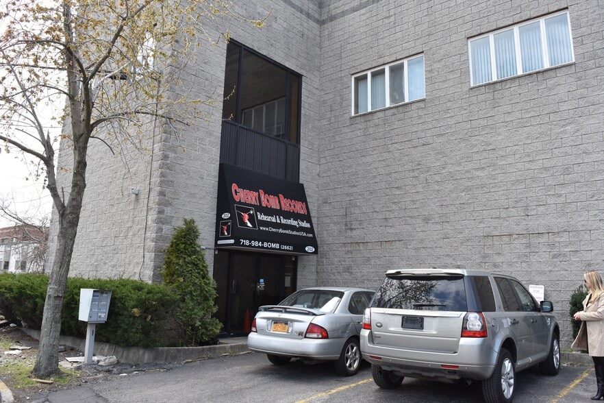 More Photos Of 202 Industrial Loop, Staten Island Warehouse For Lease