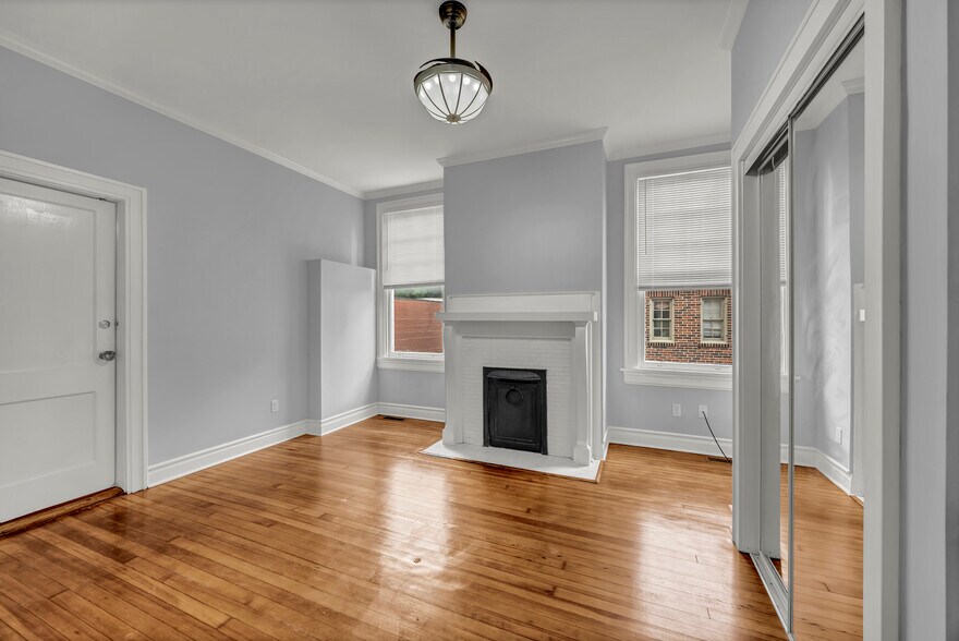 More Photos Of 8 S 7th St, Wilmington Office For Sale