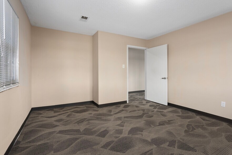 More Photos Of 8101 Shawnee Mission Pky, Shawnee Mission Medical For Lease
