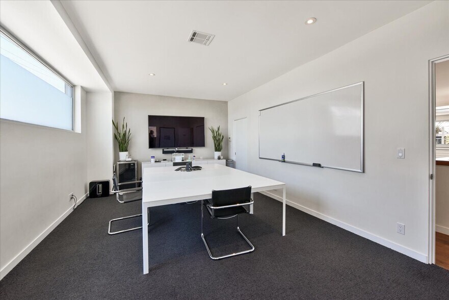 More Photos Of 1319 Abbot Kinney Blvd, Venice Loft Creative Space For Lease