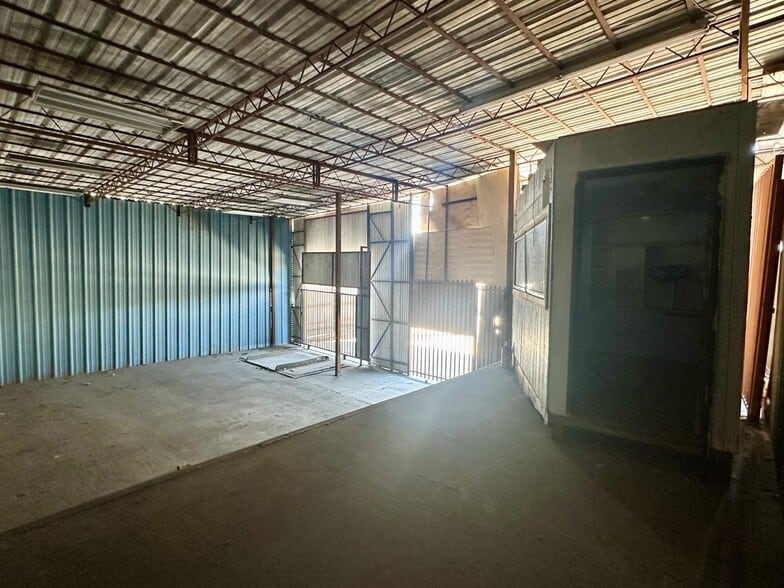More Photos Of 2435-2453 E 25TH St, Vernon Manufacturing For Lease