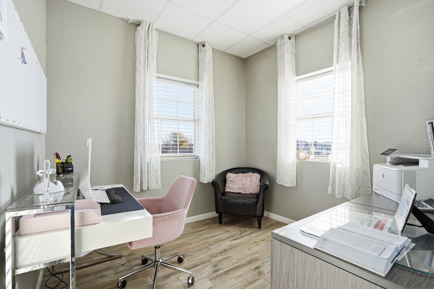 More Photos Of 2550 W US Highway 377, Granbury Flex For Sale