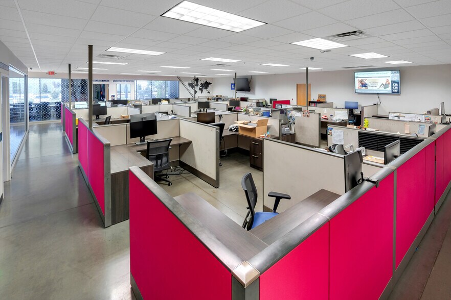 More Photos Of 7865 National Tpke, Louisville Distribution For Lease