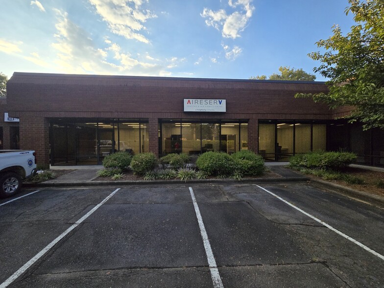 More Photos Of 9600 Southern Pine Blvd, Charlotte Flex For Lease
