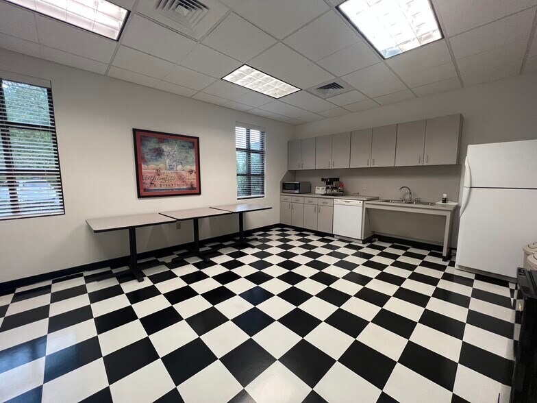 More Photos Of 2810 Meredyth Dr, Albany Medical For Lease