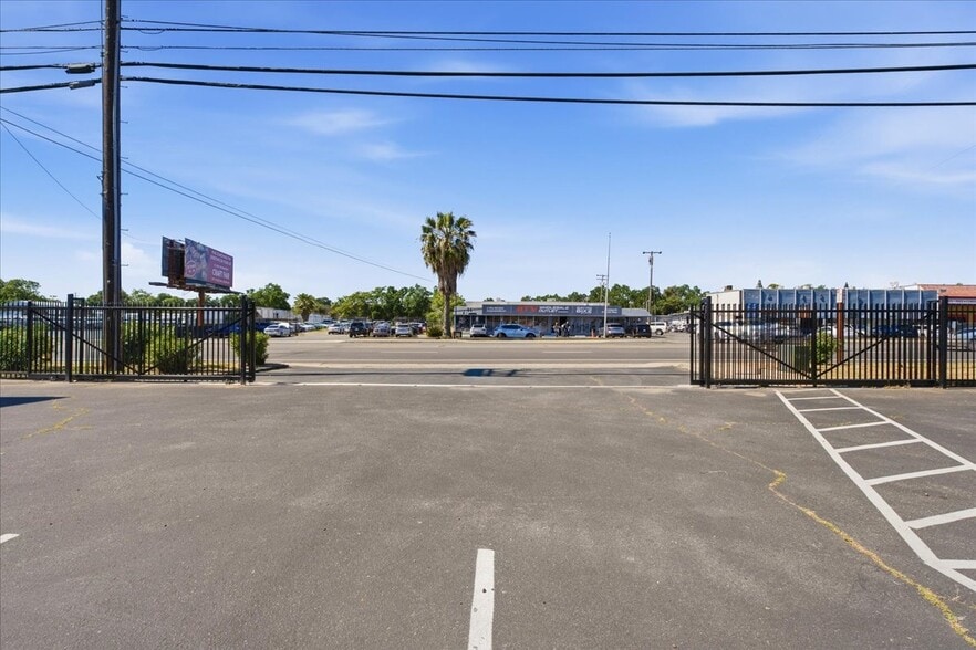More Photos Of 4554 Auburn Blvd, Sacramento Auto Dealership For Sale