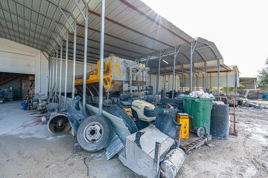 More Photos Of 2700 Evans Ave, Fort Myers Light Manufacturing For Lease