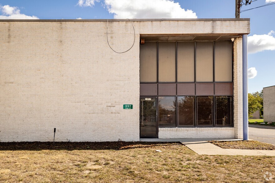 More Photos Of 1993-1997 Pond Rd, Ronkonkoma Warehouse For Lease