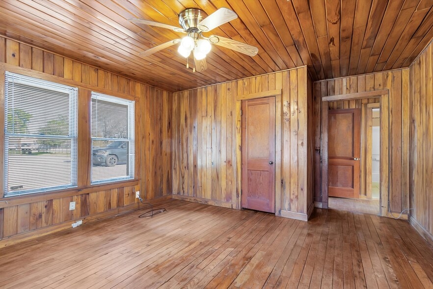 More Photos Of 207 W Montgomery St, Willis Office For Lease