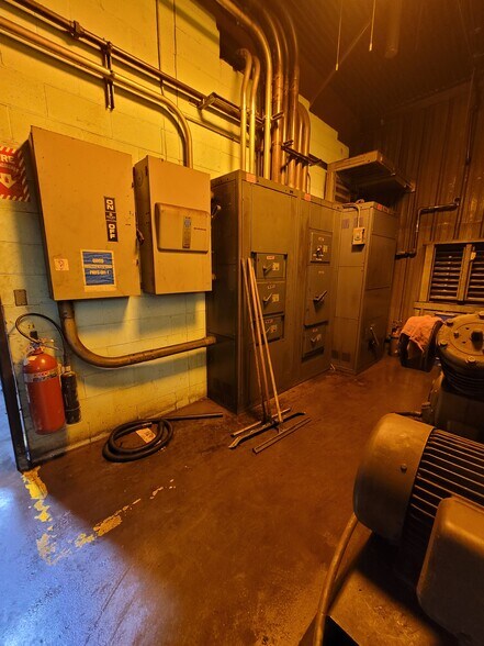 More Photos Of 1 7th St SW, Chisholm Manufacturing For Sale