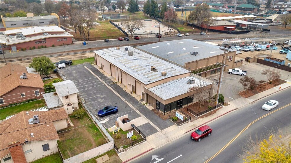 More Photos Of 1027 W Murray Ave, Visalia Service For Sale