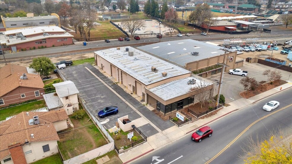 More Photos Of 1027 W Murray Ave, Visalia Service For Sale