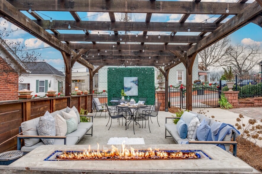 More Photos Of 27 S Park St, Dahlonega Hotel For Sale
