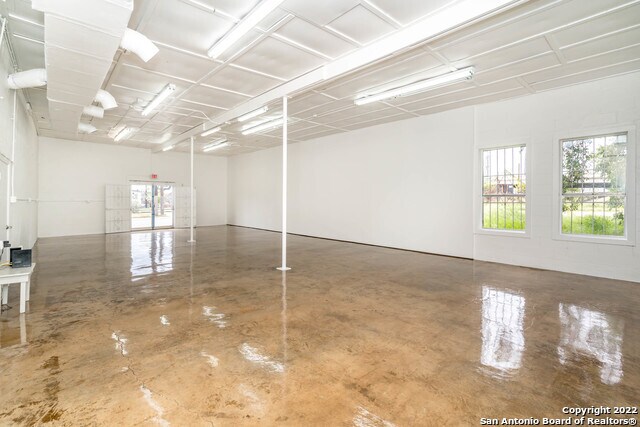 More Photos Of 1020 Roosevelt Ave, San Antonio Freestanding For Sale