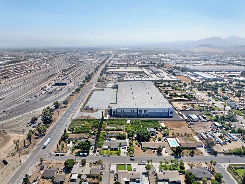 More Photos Of 19275 Slover Ave, Bloomington Warehouse For Lease