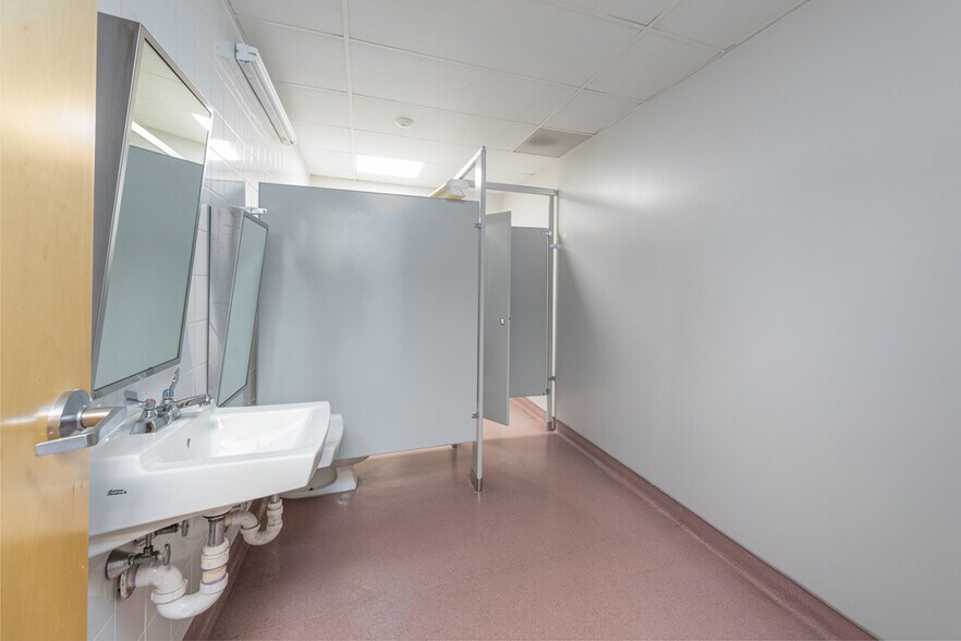 More Photos Of 411 Commerce Ln, West Berlin Medical For Sale