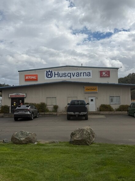 More Photos Of 7441 Old Highway 99 N, Roseburg Showroom For Sale