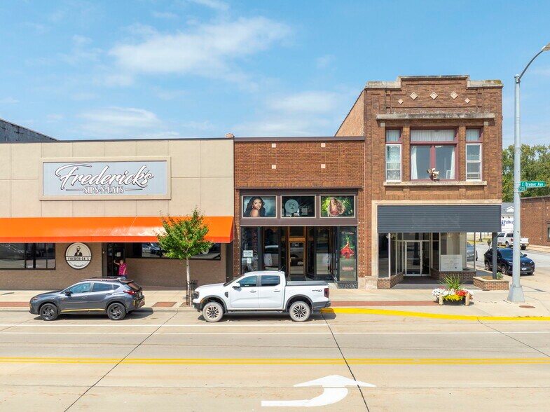 More Photos Of 121 E Bremer Ave, Waverly General Retail For Sale