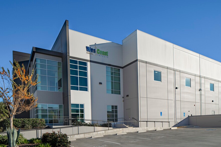 More Photos Of 6000 Bandini Blvd, Commerce Warehouse For Lease