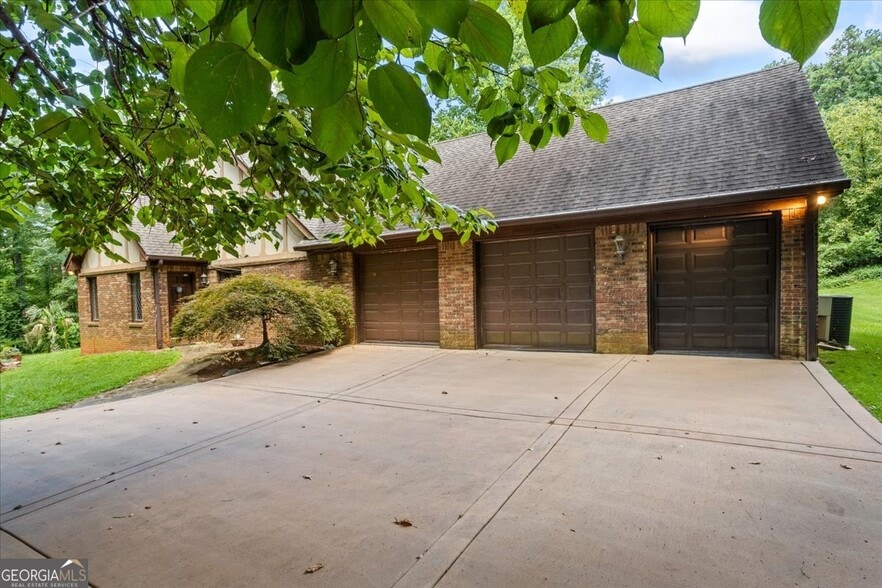 More Photos Of 3000 Cathedral Pl, Decatur Movie Radio TVStudio For Sale