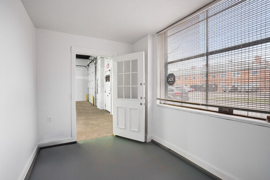 More Photos Of 19 S Highland Ave, Columbus Mixed Retail For Lease