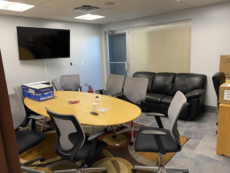 More Photos Of 84 Toledo St, Farmingdale Warehouse For Lease