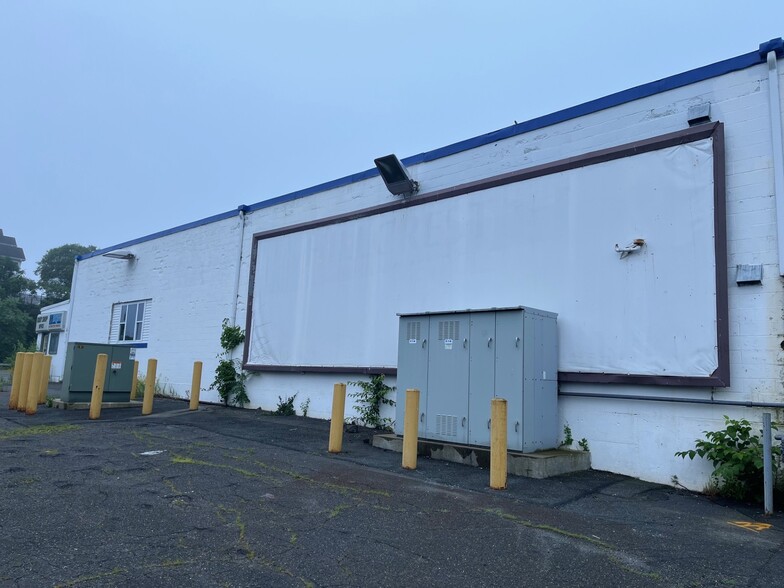 More Photos Of 207 Highland Ave, Salem Light Distribution For Lease