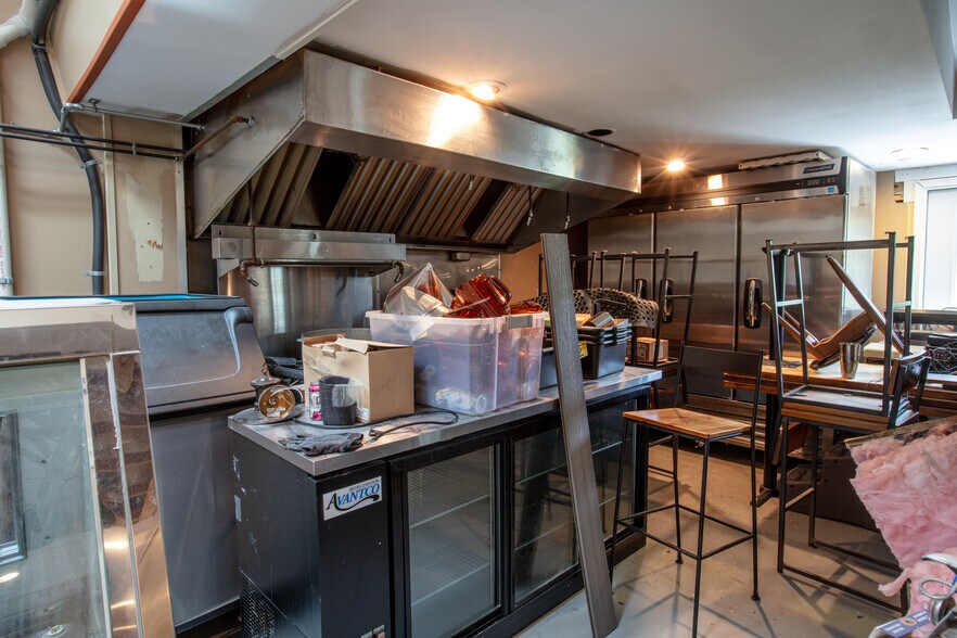 More Photos Of 137 Longwoods Rd, Cumberland Restaurant For Lease