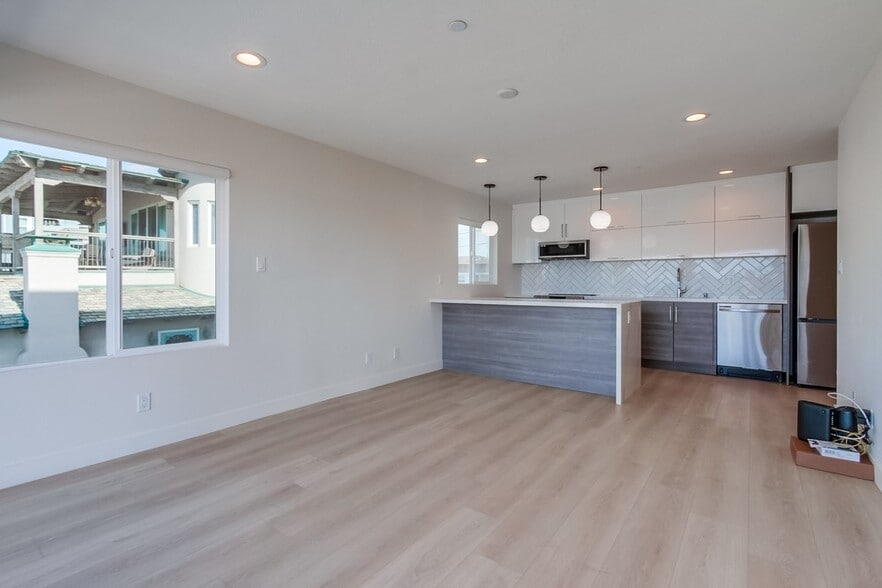 More Photos Of 3449 Ocean Front Walk, San Diego Apartments For Sale