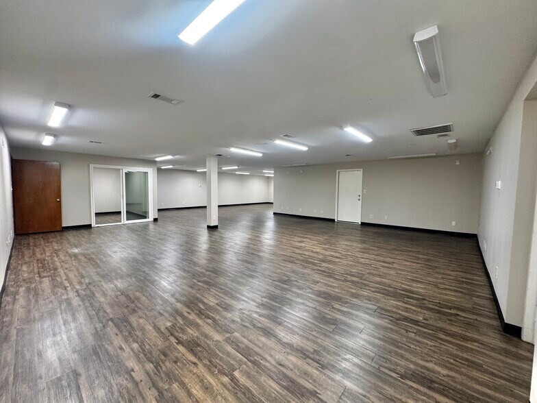 More Photos Of 9215 Thomasville Dr, Houston Warehouse For Lease