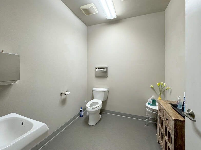 More Photos Of 542-544 N 5th Ave, Sequim Medical For Sale