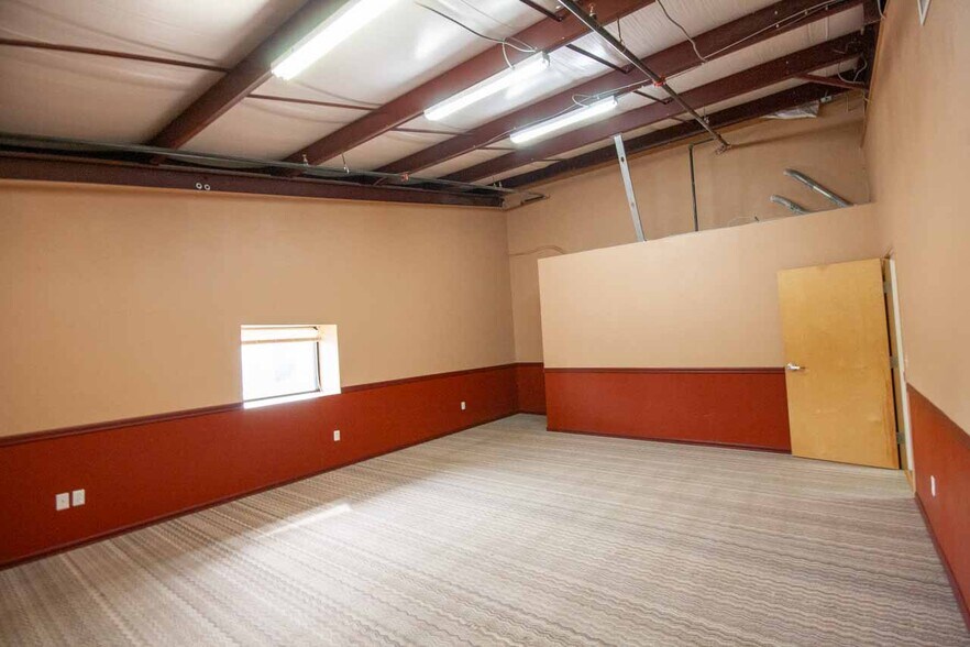More Photos Of 8017 S 1st St, Wellington Warehouse For Lease