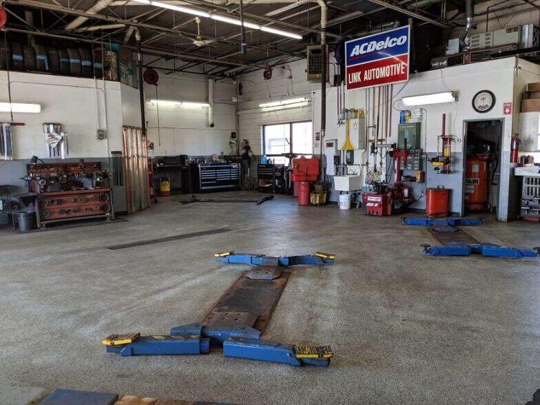 More Photos Of 3880 Industrial Ave, Rolling Meadows Auto Repair For Sale