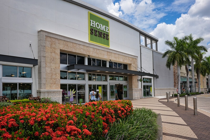 More Photos Of 101 N Cattlemen Rd, Sarasota Unknown For Lease