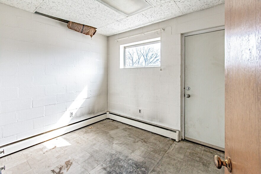 More Photos Of 16 S Maryland Ave, Wilmington General Retail For Sale