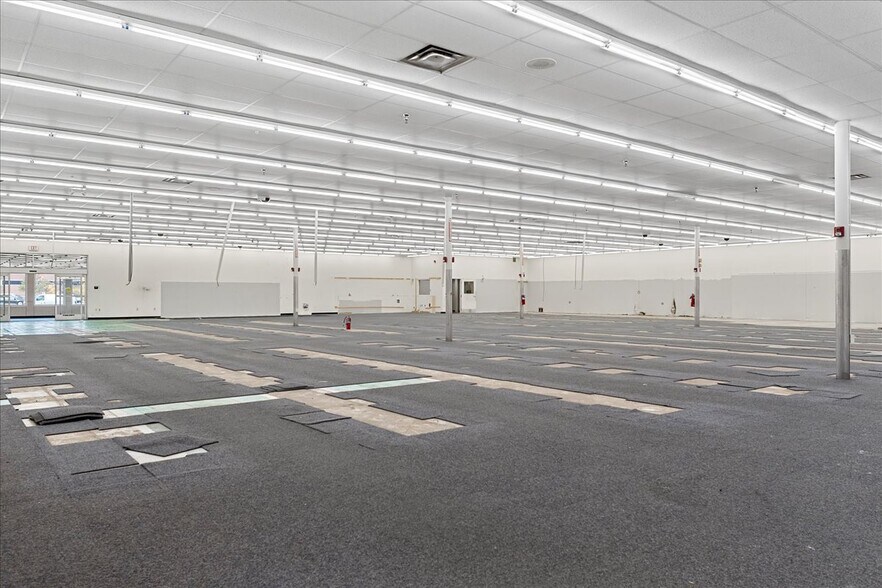 More Photos Of 920 E North Grand Ave, Springfield Freestanding For Lease