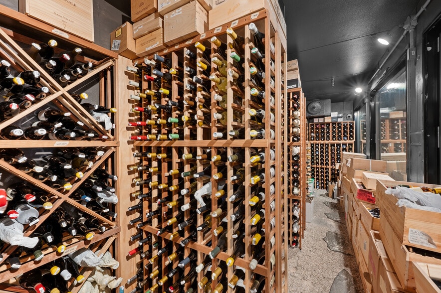 More Photos Of 655 2nd Ave S, Saint Petersburg Restaurant For Sale