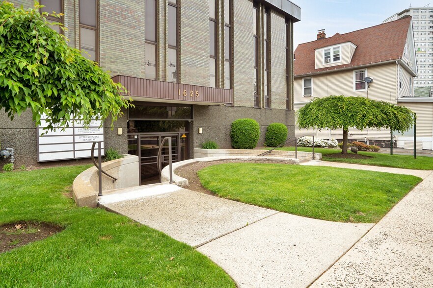 More Photos Of 1625 Anderson Ave, Fort Lee Medical For Lease