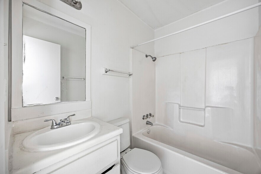 More Photos Of 1105 Westwood Ln, Giddings Apartments For Sale